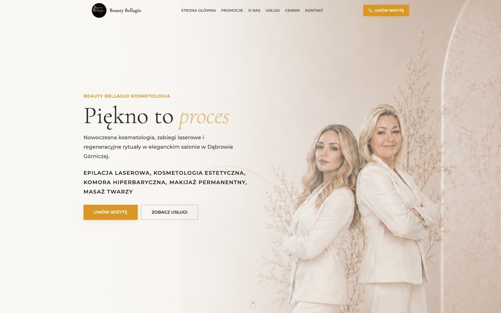 Strona Beauty Bellagio na ekranie komputera: jasny, beżowy pierwszy ekran, okrągłe logo salonu i pasek z pozycjami Strona główna, Promocje, O nas, Usługi, Cennik i Kontakt oraz przyciskiem Umów wizytę, po lewej nagłówek „Piękno to proces” krojem szeryfowym, akapit o kosmetologii w Dąbrowie Górniczej, wypisane wersalikami rodzaje zabiegów i przyciski Umów wizytę oraz Zobacz usługi, a po prawej zdjęcie dwóch osób w jasnych garniturach na tle suchych gałęzi.