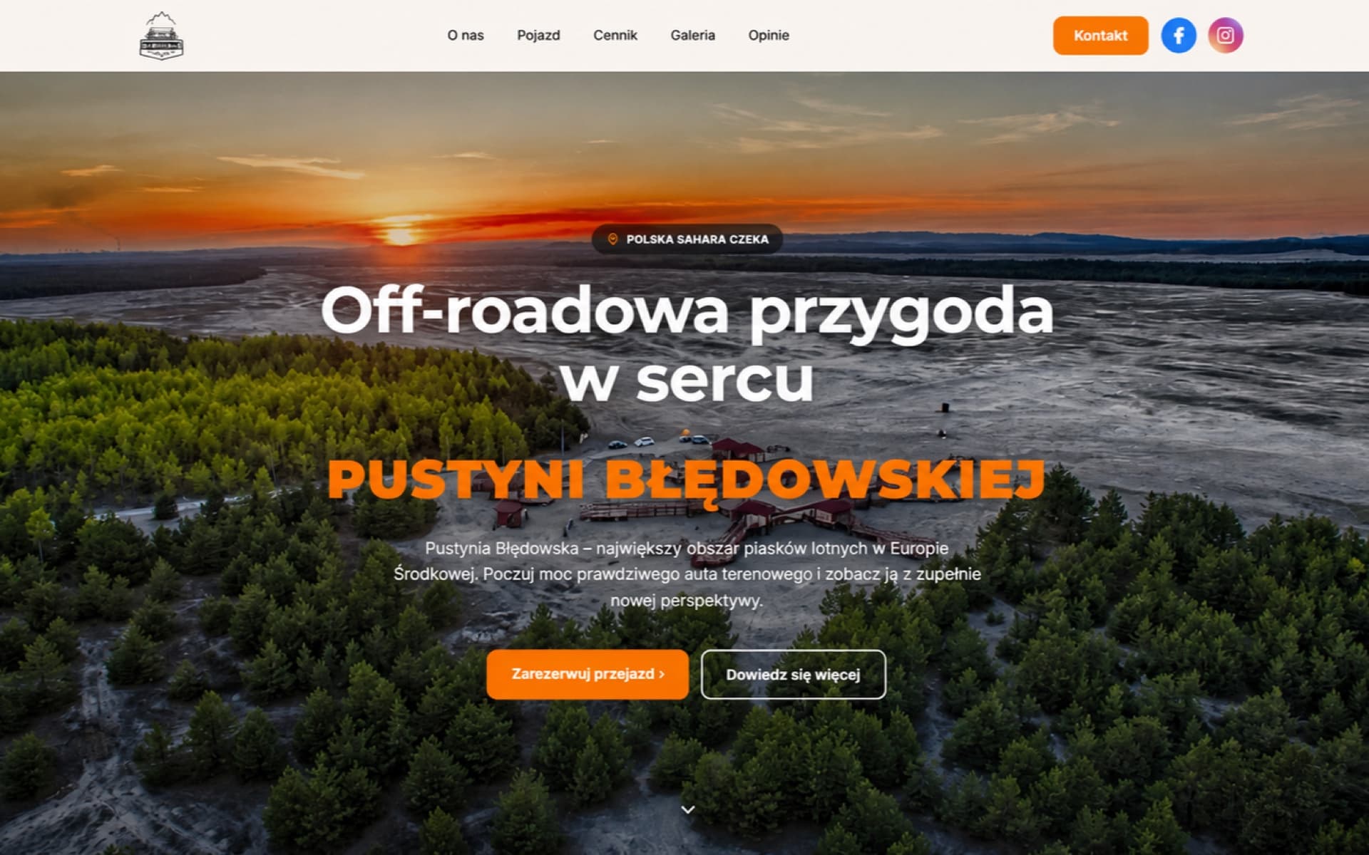 Landing wypraw 4x4 po Pustyni Błędowskiej na ekranie komputera: jasny pasek z logo terenowego auta, pozycjami O nas, Pojazd, Cennik, Galeria i Opinie, przyciskiem Kontakt oraz ikonami profili społecznościowych, a pod nim pierwszy ekran na zdjęciu z powietrza: piaski o zachodzie słońca, sosnowy las i drewniana platforma widokowa, na zdjęciu plakietka „Polska Sahara czeka”, nagłówek wyprawy, akapit o największym obszarze piasków lotnych w Europie Środkowej i przyciski Zarezerwuj przejazd oraz Dowiedz się więcej.