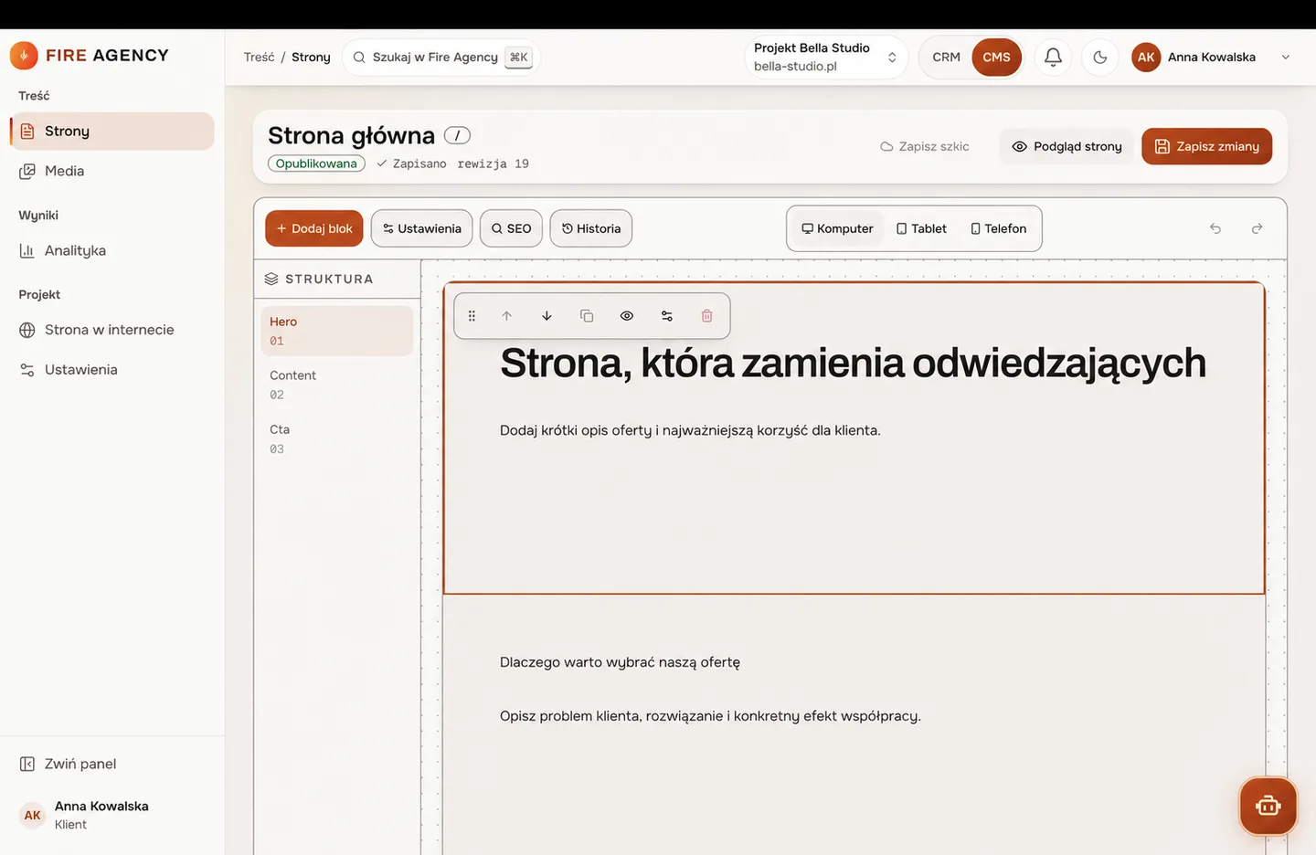Panel CMS, ekran Strony: lista bloków Hero, Content i Cta w panelu Struktura, pasek Dodaj blok, Ustawienia, SEO i Historia, przełącznik widoku Komputer, Tablet i Telefon, podgląd strony z zaznaczonym blokiem Hero i jego paskiem narzędzi, u góry status Opublikowana z numerem rewizji oraz przyciski Zapisz szkic, Podgląd strony i Zapisz zmiany.