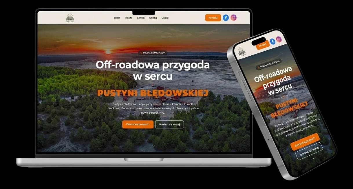 Landing wypraw 4x4 po Pustyni Błędowskiej na ekranie komputera: jasny pasek z logo terenowego auta, pozycjami O nas, Pojazd, Cennik, Galeria i Opinie, przyciskiem Kontakt oraz ikonami profili społecznościowych, a pod nim pierwszy ekran na zdjęciu z powietrza: piaski o zachodzie słońca, sosnowy las i drewniana platforma widokowa, na zdjęciu plakietka „Polska Sahara czeka”, nagłówek wyprawy, akapit o największym obszarze piasków lotnych w Europie Środkowej i przyciski Zarezerwuj przejazd oraz Dowiedz się więcej.